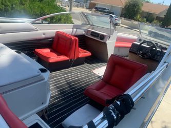 Larson 89 Boat