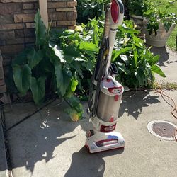 Shark, vacuum cleaners, almost new work, perfect excellent condition, never lose section attachment is included