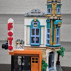 Custom LEGO Modular Corner Tower – One-of-a-Kind MOC Building w/ Minifigures