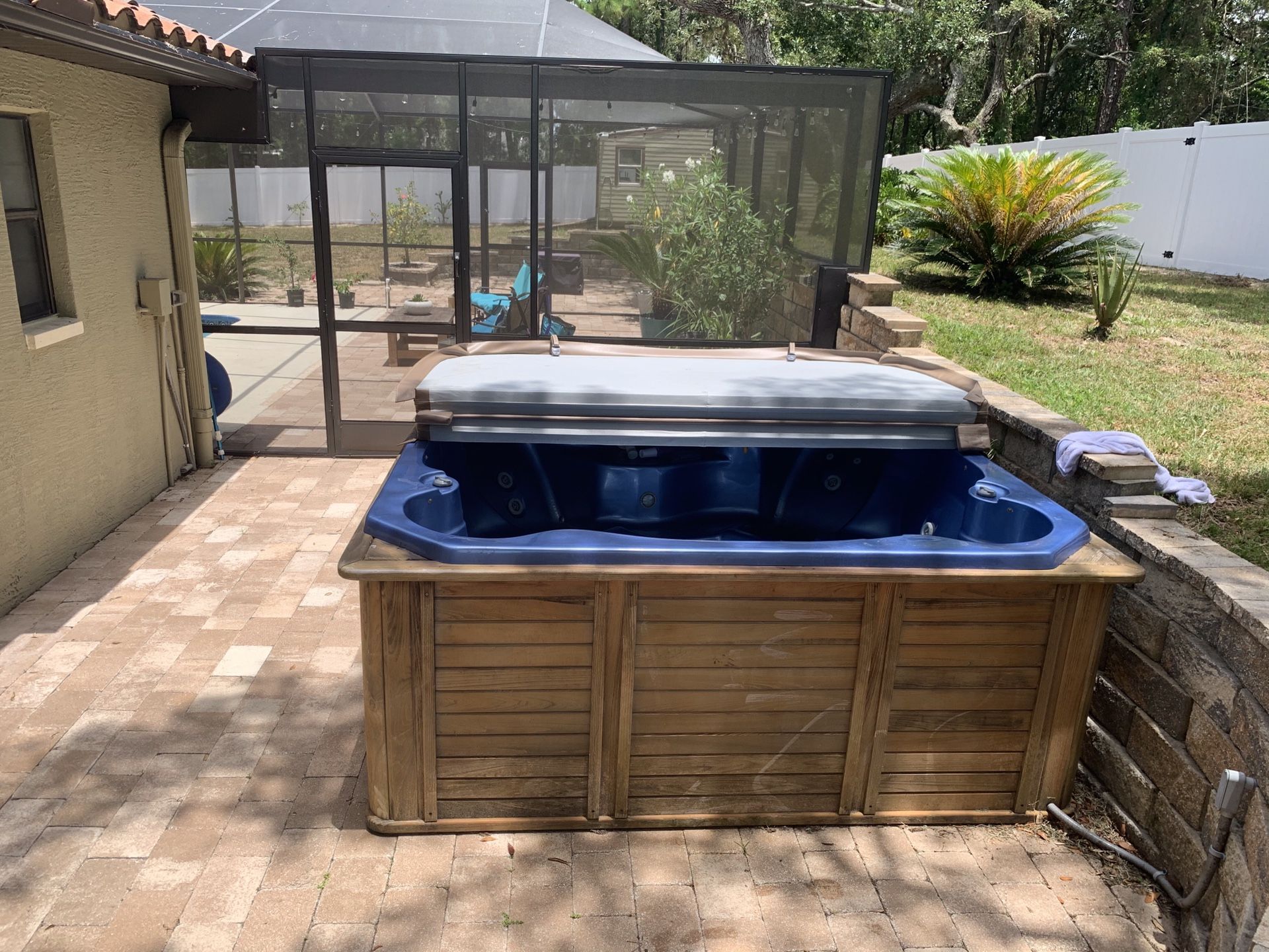 SMI 6 Person Jacuzzi /Hot Tub