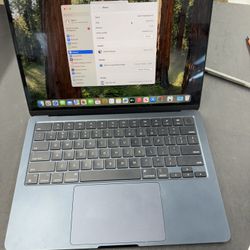 MACBOOK AIR WITH M2 Chip ,8gb In Memory And 256Gb  Storage 