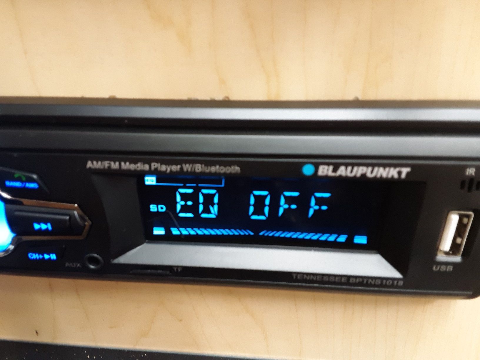 Car stereo : Blaupunkt am /FM Bluetooth media receiver aux usb port sd card slot remote control ( no cd player )