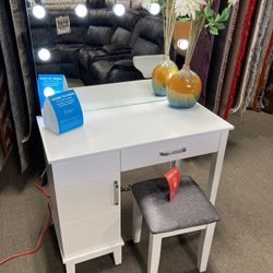 Lovely Vanity ✨🤍 Easy Financing Available ✨😍 Free Delivery 🚚 