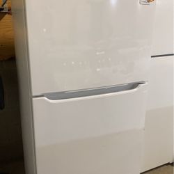Frigidaire Refrigerator Top Freezer White 