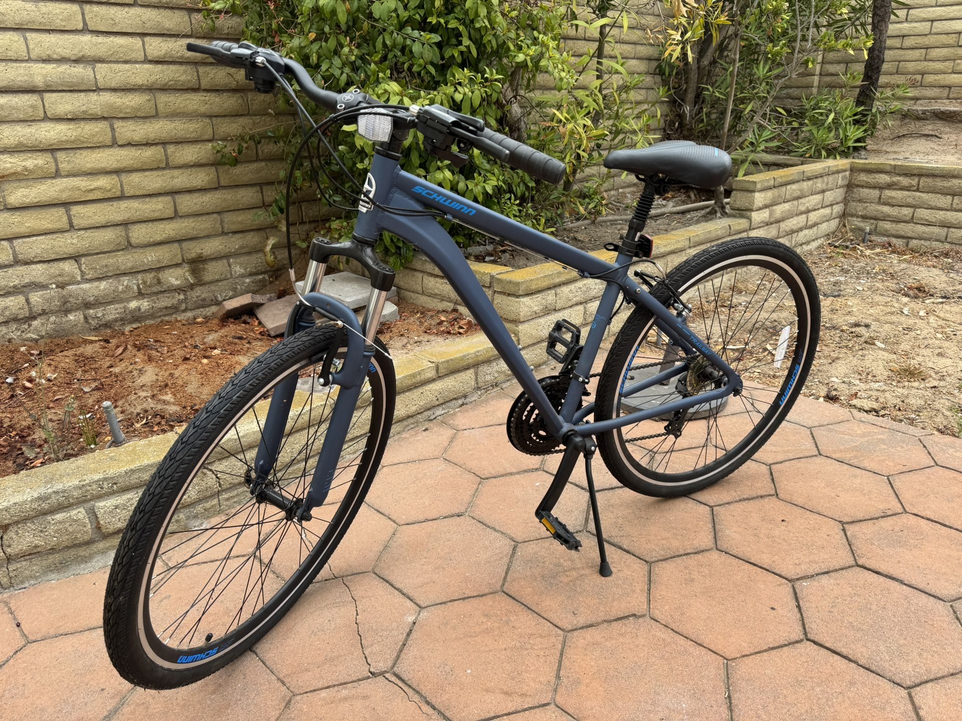 Schwinn Men’s Trailway 700cc/28” Hybrid Bike - Blue
