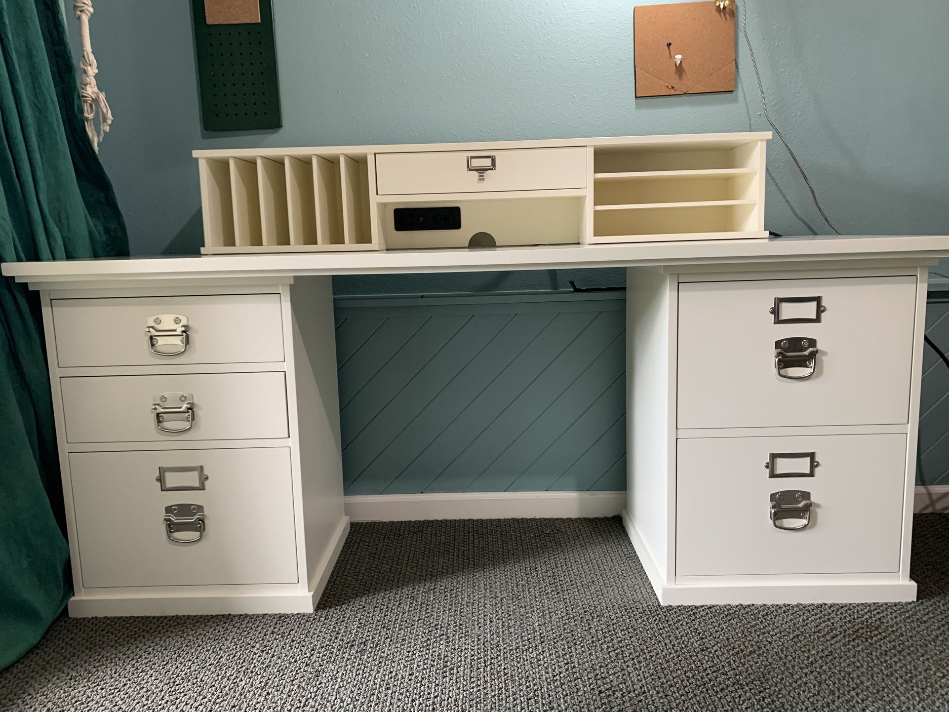 Desk with organizer hutch