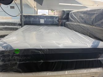 QUEEN SIZE DREAMCLOUD PREMIER MATTRESS & BOX SPRING BED SET