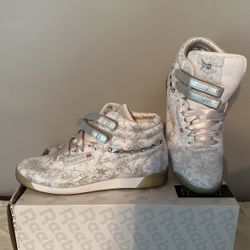 Reebok Hi Top Women’s White Snowflake Design Size 8