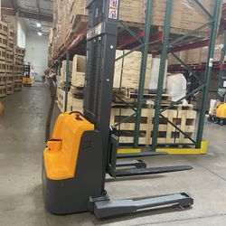 Full Electric Walkie Stacker Straddle Legs 2200lbs Cap 118" Lift Height