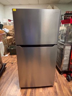 33” Insignia Stainless Steel Refrigerator – Large Capacity – $225