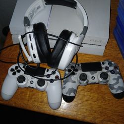 Ps4 With 2 Controlers, Headphones And 13 Games
