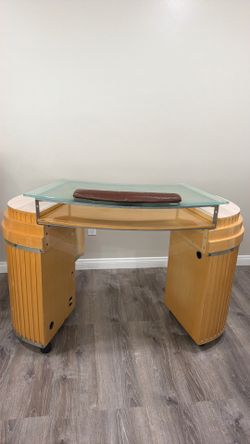 Nail Table with wheels