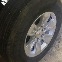 Vendo un Set completo de rines y llantas de GMC Sierra son los originales  R17s están en buenas condiciones