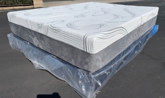 Queen Organic Hybrid Cool Gel Memory Foam Mattress!!