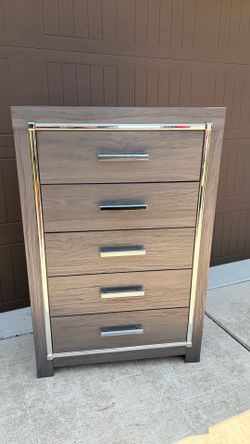 Ashley Furniture 5 Drawer Chest of Drawers. Almost new!