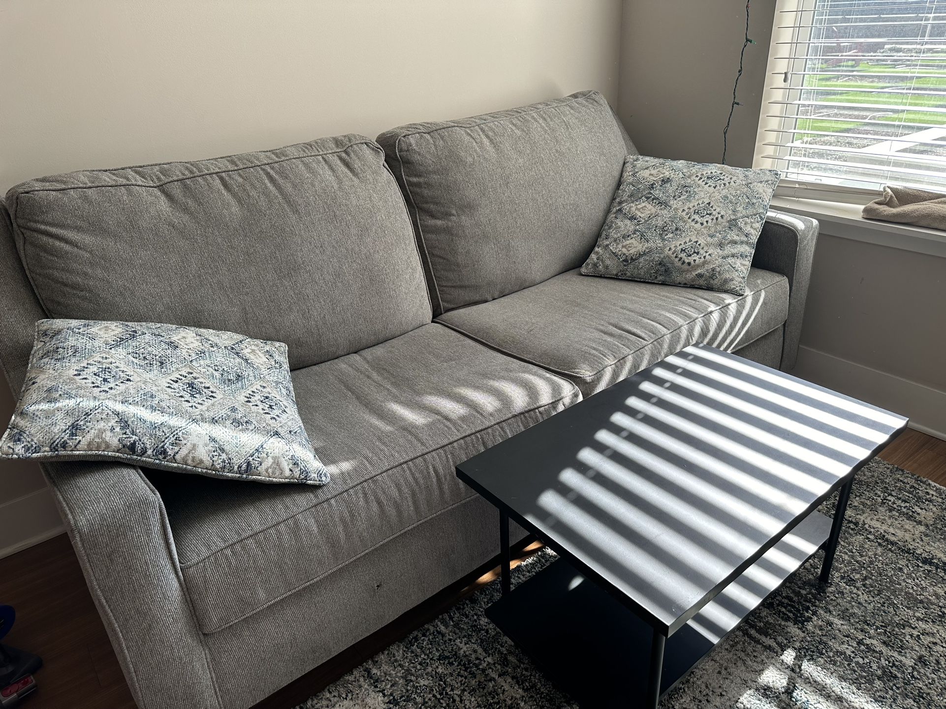 Sofa / Couche for Sale in Cleveland, OH OfferUp