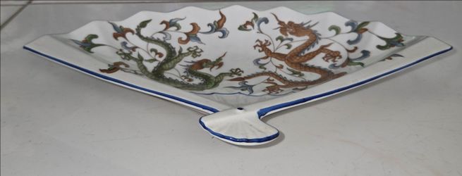 Vintage Fan‑Shaped Porcelain Decorative Tray with Double Dragon Motif
Fan‑form porcelain dish, hand‑painted dual green and brown dragons with scrollin