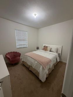 Coaster Felicity 5 Piece Low Profile Bedroom Set with LED Backlight in Glossy White- like new / QUEEN BED FRAME WITH LEDLIGHT DRESSER AMD NIGHTSTAND