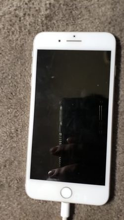 Es un iphone 8 plus 128 GB esta liberado para todas las compañías único detalle parte de atrás pero no afecta en nada