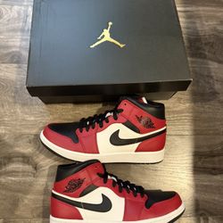 Nike Air Jordan 1 Mid Chicago Toe Size 9.5 Mens
