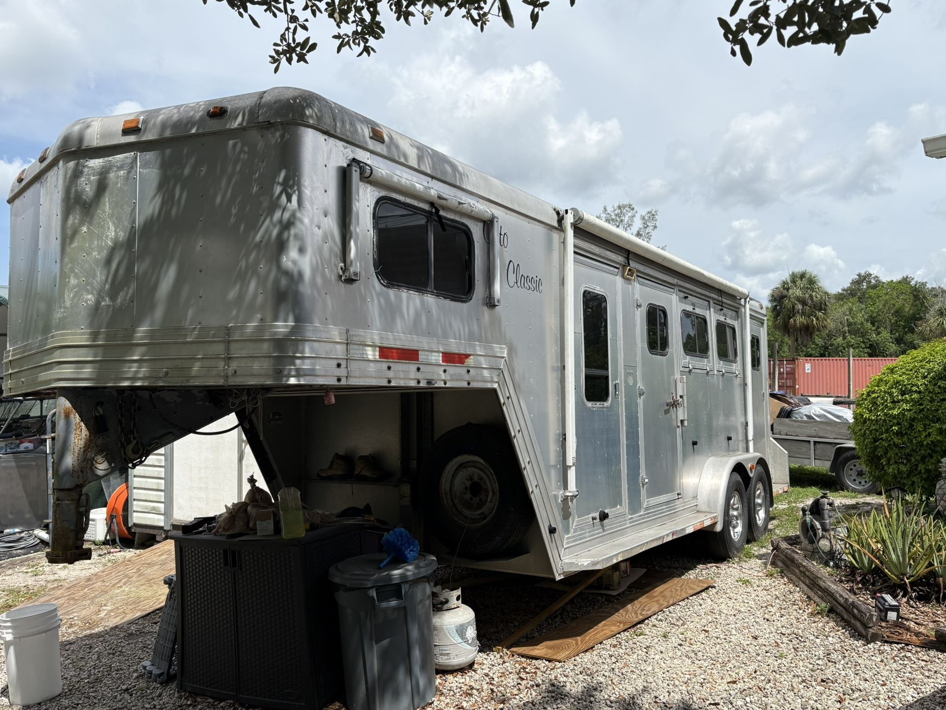 3 Horse Aluminum Horse Trailer With Sleeping Area