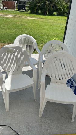 Set of 4 White Plastic Outdoor Chairs