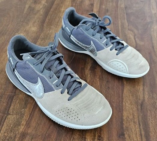 NIKE STREETGATO IC WHITE GREY INDOOR SOCCER SHOES DC8466-159 SIZE 7 FUTSAL

Great condition. Size 7. From non smoking pet free home. Will ship out sam