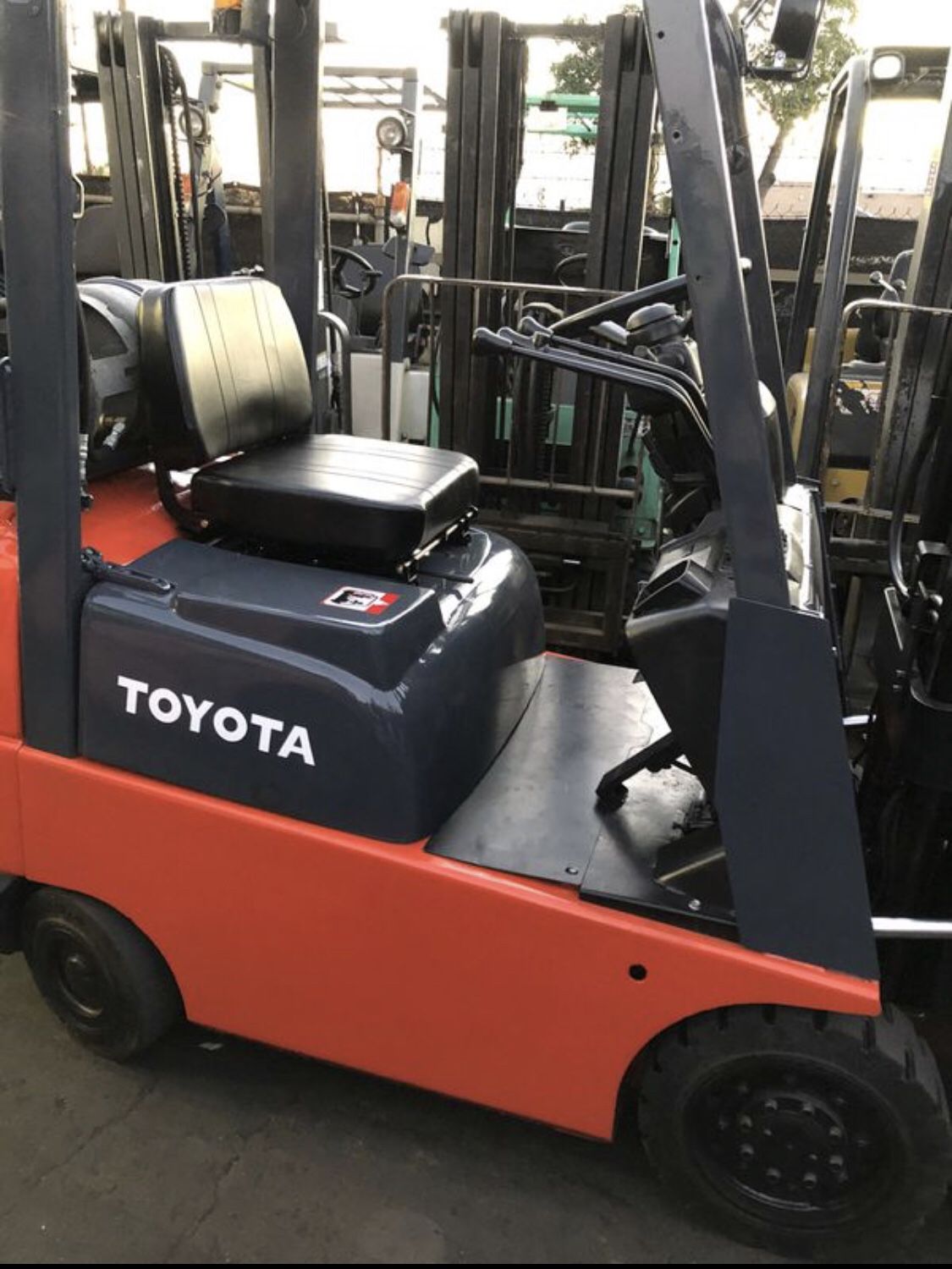 Toyota Forklift 3000 lbs triple stage sideshift low hours
