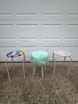 3 superimposed round stools