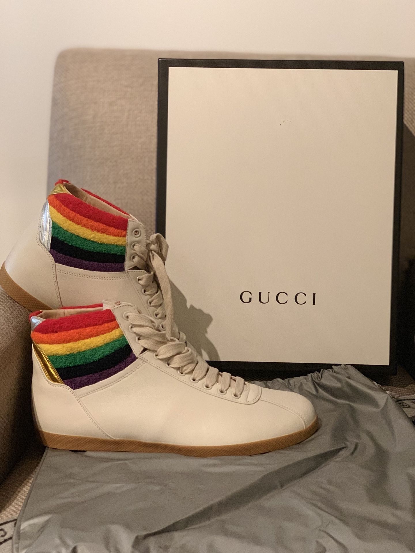 New Gucci from Saks 5 authentic never wear ! pick up only at 14 st & p