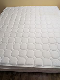 Ki,ng Size Set: Zinus Dream 10" Pillow Top Matt,ress + Box Sp,rings — Like New!