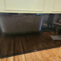 SHARP AQUOS  80" T V