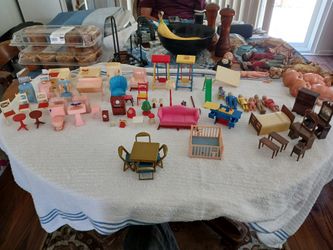 Renwal dolls and furniture