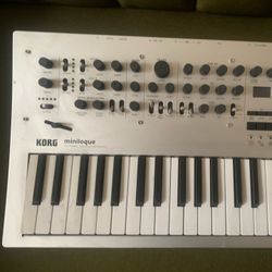 Korg Minilogue Synthesizer