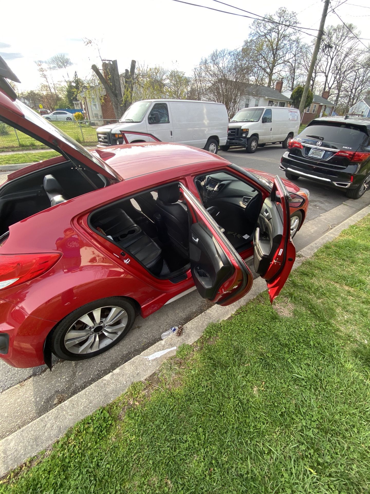 Sevemde Hyundai Veloster turbo año 2014 millas 42 mil título salvaje