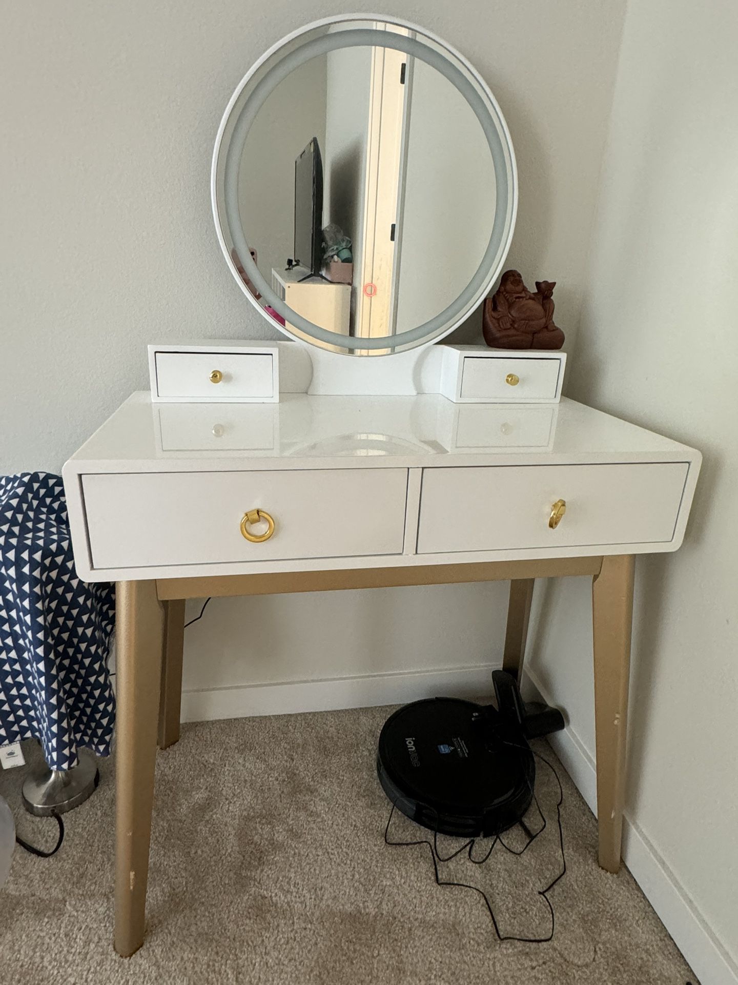 Make Up Desk With Lighted Mirror