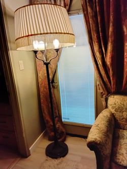 Vintage Traditional Three-Light Floor Lamp.
