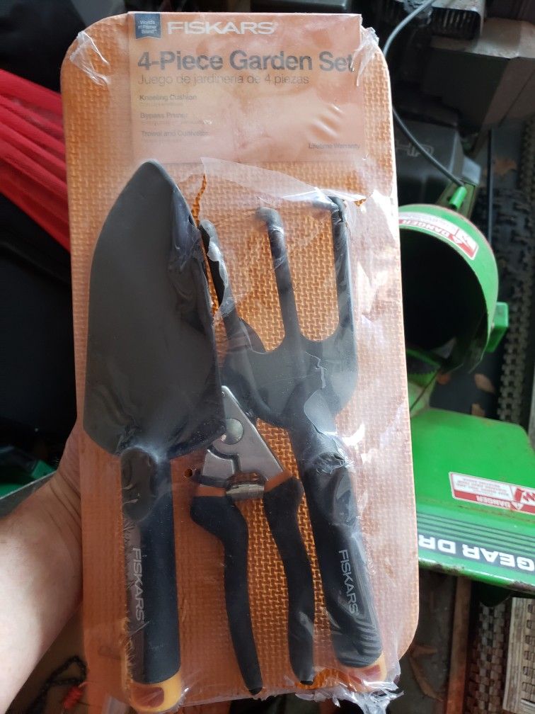 Fiskars Gardening Tool Set With Kneeling Pad