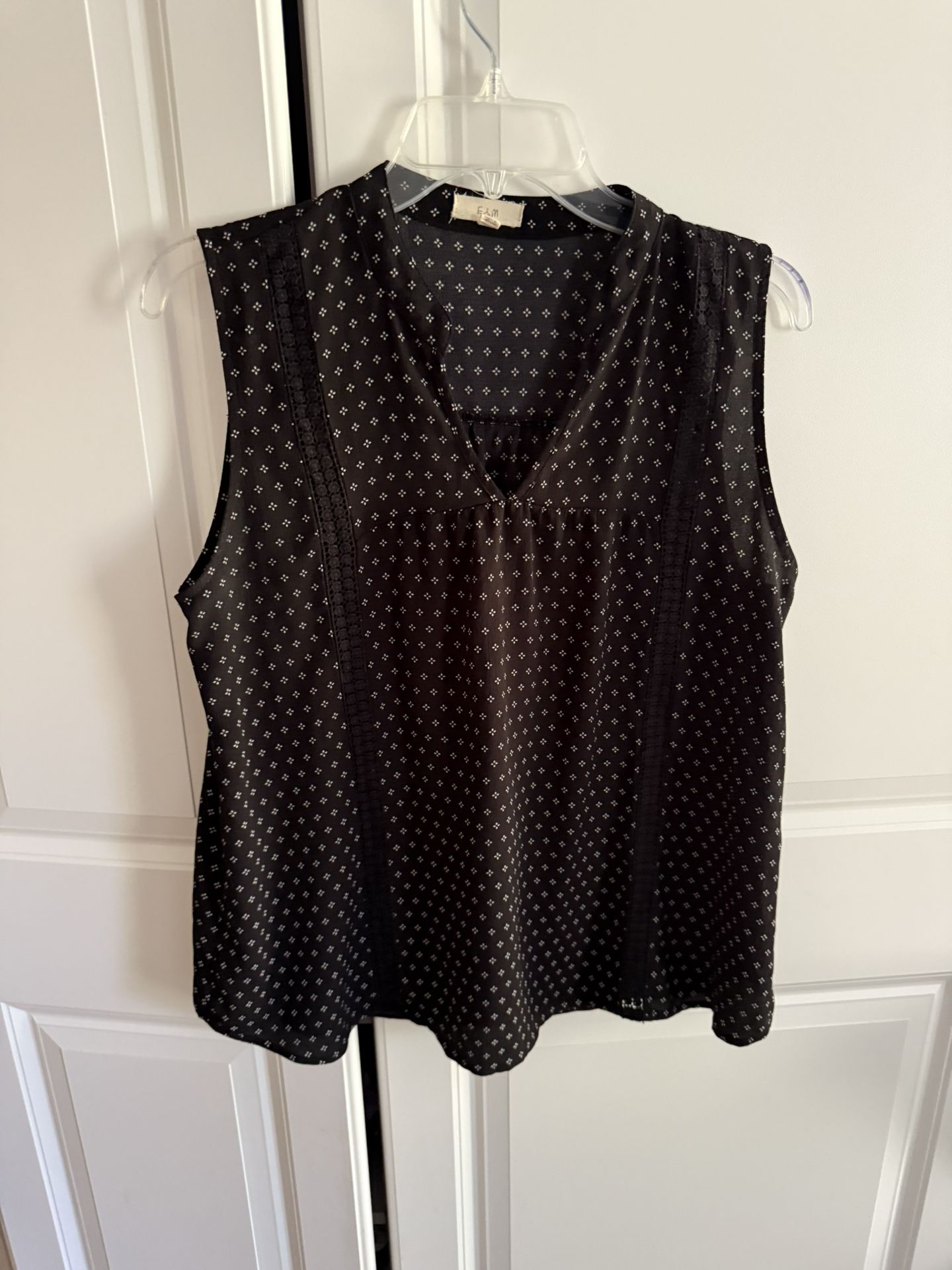 Black and white polka dot blouse with V-neck #polkadot size L