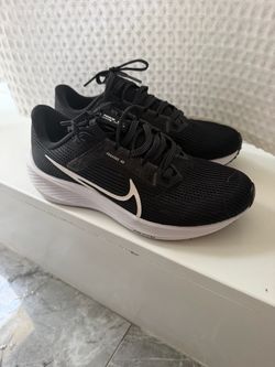Woman’s Nike Sneakers