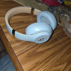 Beats Studio3 The beats Skyline Decade Collection Wireless Over-Ear Headphones used ear pads need to be replaced.