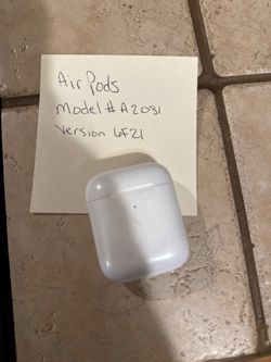 Apple AirPods Wireless Earbuds With Charging Case Model A2031 6F21