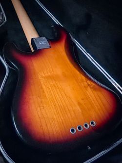 Fender USA precision bass p with case three tone sunburst 4 string electric guitar