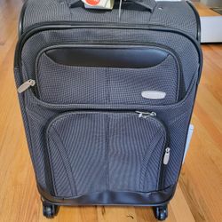 21 Inch Spinner Luggage Carryon New With Tags 