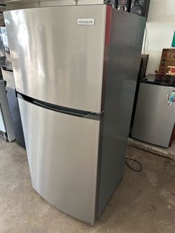 Frigidaire Refrigerator 14 cu ft (1 month warranty)