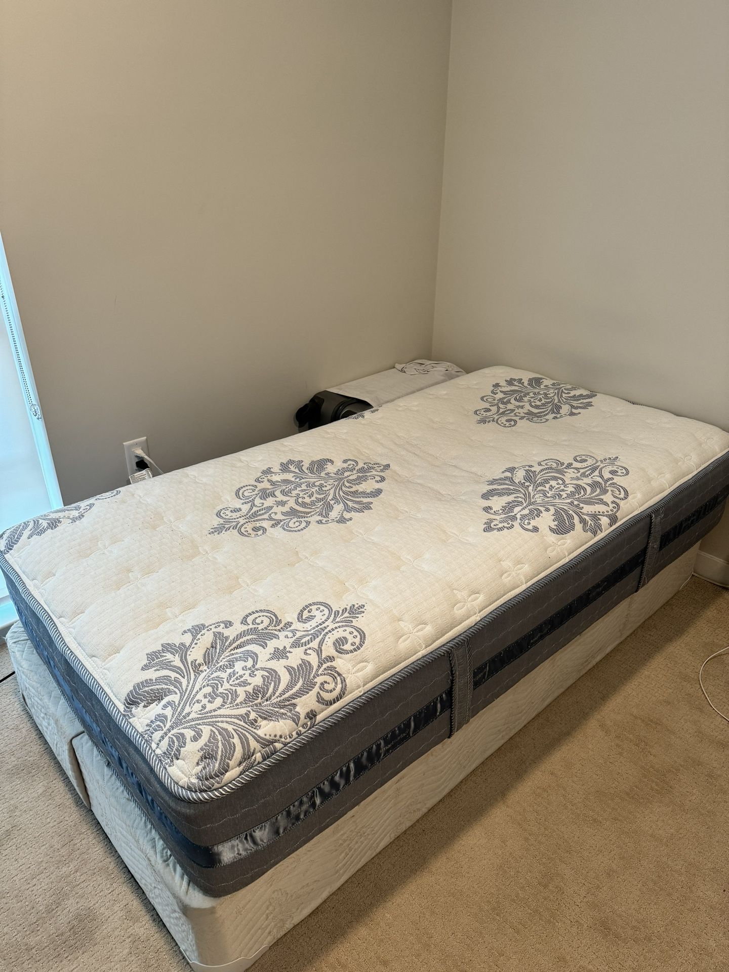 Twin bed / Mattress Serta smart surface and box spring / excellent condition.