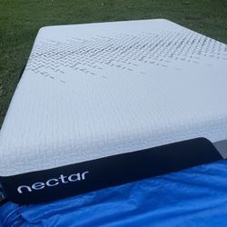 Nectar Luxe Memory Foam, King, Like New, Perfect Condition