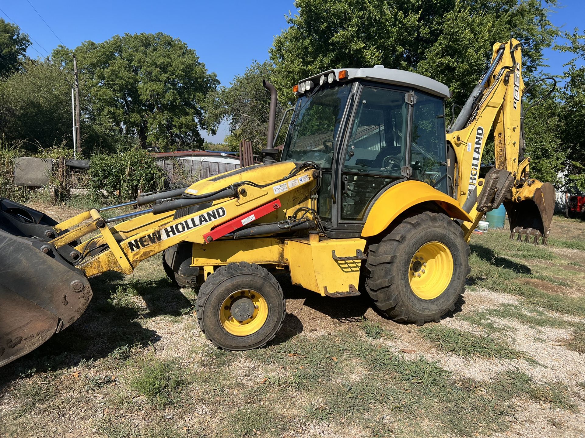 NEWHOLLAND LOADR AND BACKHOE