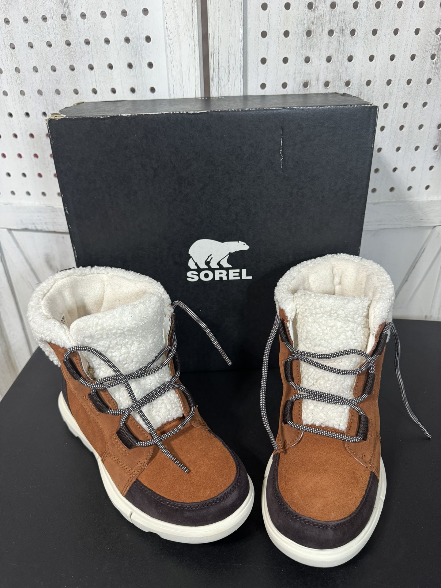 New in box size 7.5 Sorel Women's Explorer Ii Carnival Snow Boot