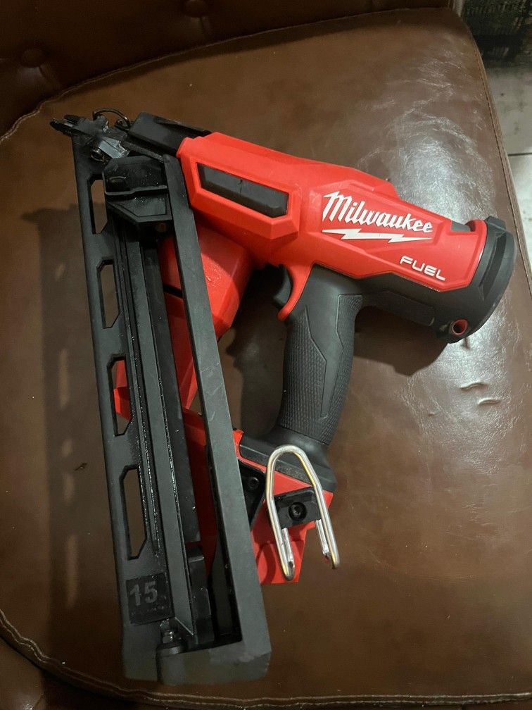 Milwaukee
M18 FUEL 18-Volt Lithium-Ion Brushless Cordless Gen II 15-Gauge Angled Finish Nailer (Tool-Only